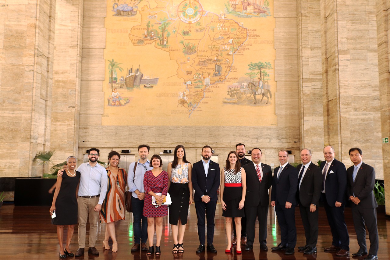 Delegação de Québec e Prefeitura de São Paulo reunidos para foto.